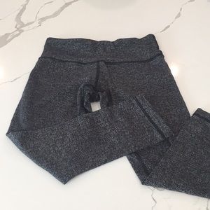 Lululemon grey/black chevron crop legging